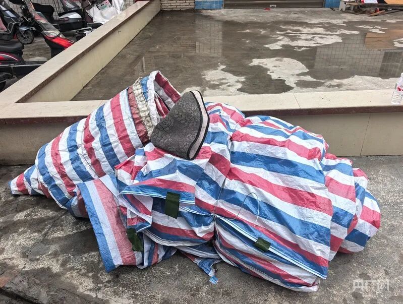 堆放在院中的遮雨棚布（央广网记者 昌思荣 摄）