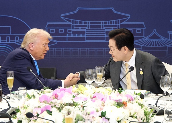 2025年韩国主办亚太经济合作组织（APEC）年会期间，特朗普与李在明在晚宴上交流。 视觉中国