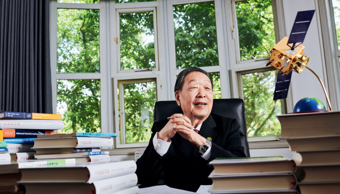 ·2024年5月,李德仁在武汉大学的办公室里。(新华社记者 熊琦/摄)