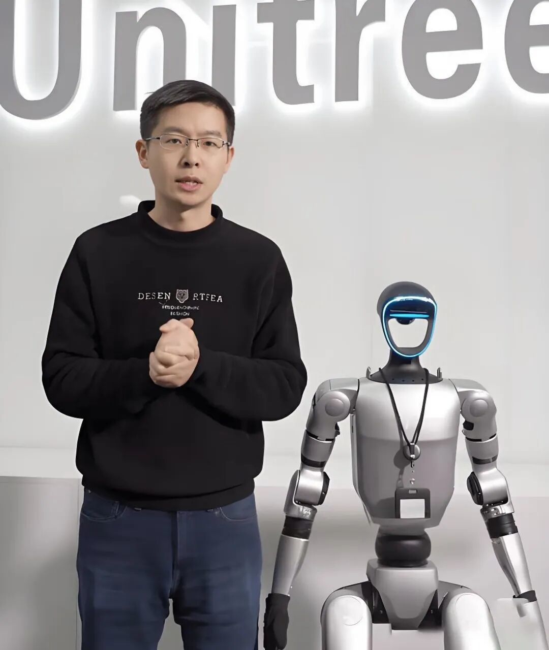 王兴兴和他的人形机器人