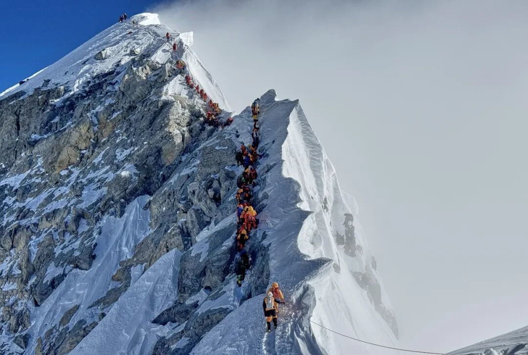 2025年5月18日，登山者在珠峰峰顶附近排队
