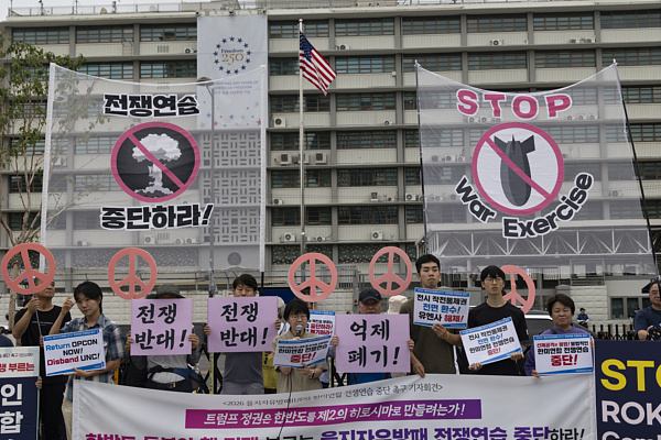8月17日，韩国民众聚集在美国驻韩国大使馆外高呼口号，举行反对美韩联合军事演习的集会。 视觉中国