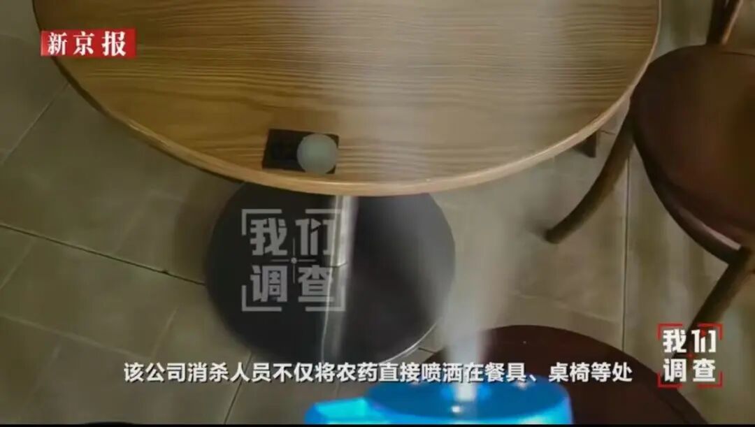 喷洒敌敌畏时,餐具桌椅都暴露在外丨新京报我们视频