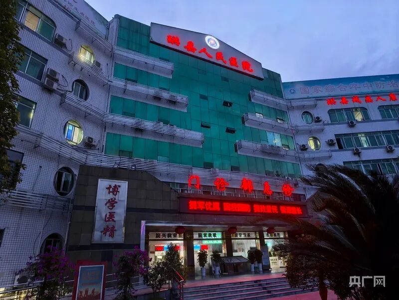 部分受伤人员在珙县人民医院进行救治（央广网记者 昌思荣 摄）