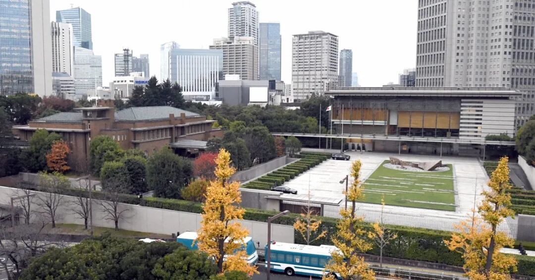 正面建筑是首相官邸，左侧茶色建筑为首相公邸。