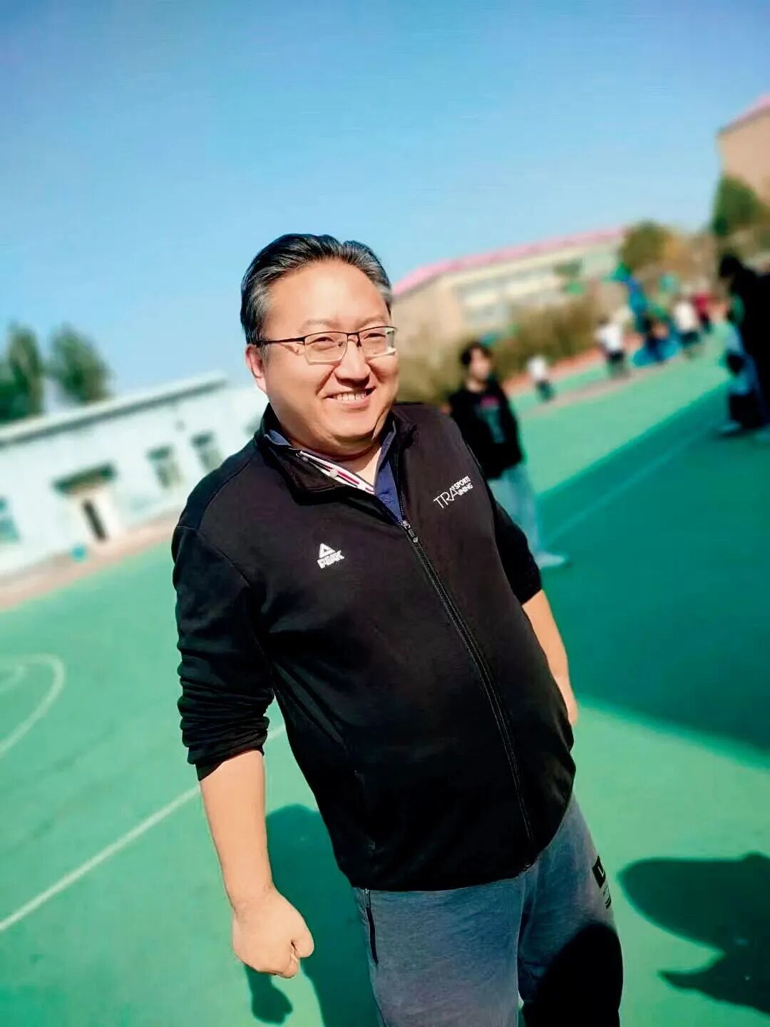 作者简介：李亮，2003年毕业于陕西师范大学文学院，同年进入北京市某职业高中任教。2014年第一次当班主任。业余时间创作武侠小说。最新出版《我在职高当班主任》。