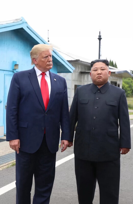 当地时间8月15日,特朗普发布的2019年他与金正恩的合影。