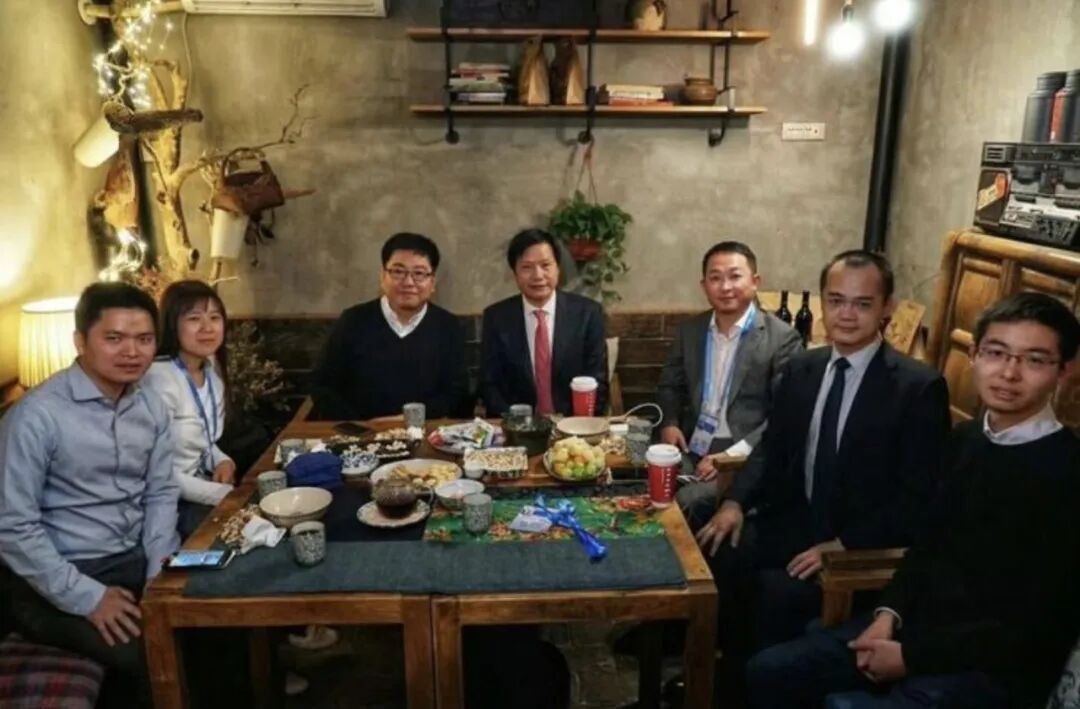10年前，王兴兴（最右）拉投资时的合影。坐在C位的是极客公园创始人张鹏和小米创始人雷军