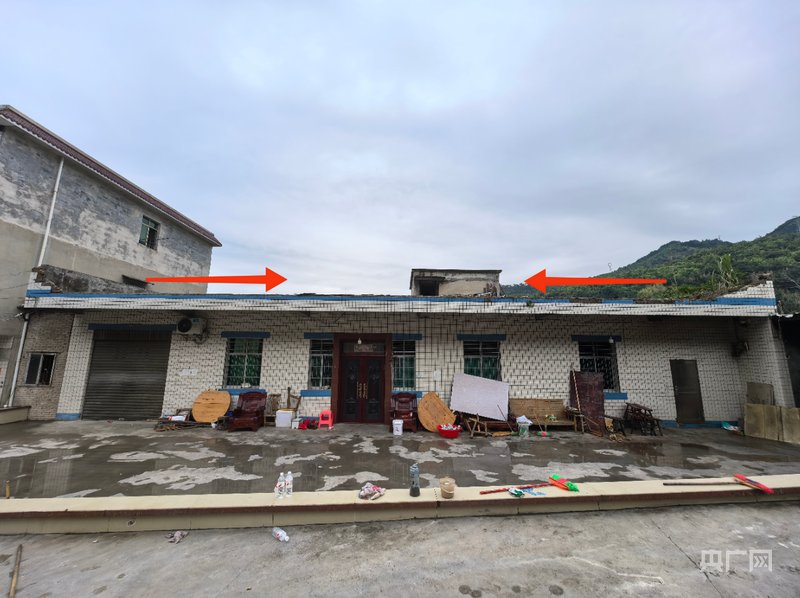 事故现场，房屋楼顶正面长约20米的女儿墙已全部坍塌（央广网记者 昌思荣 摄）