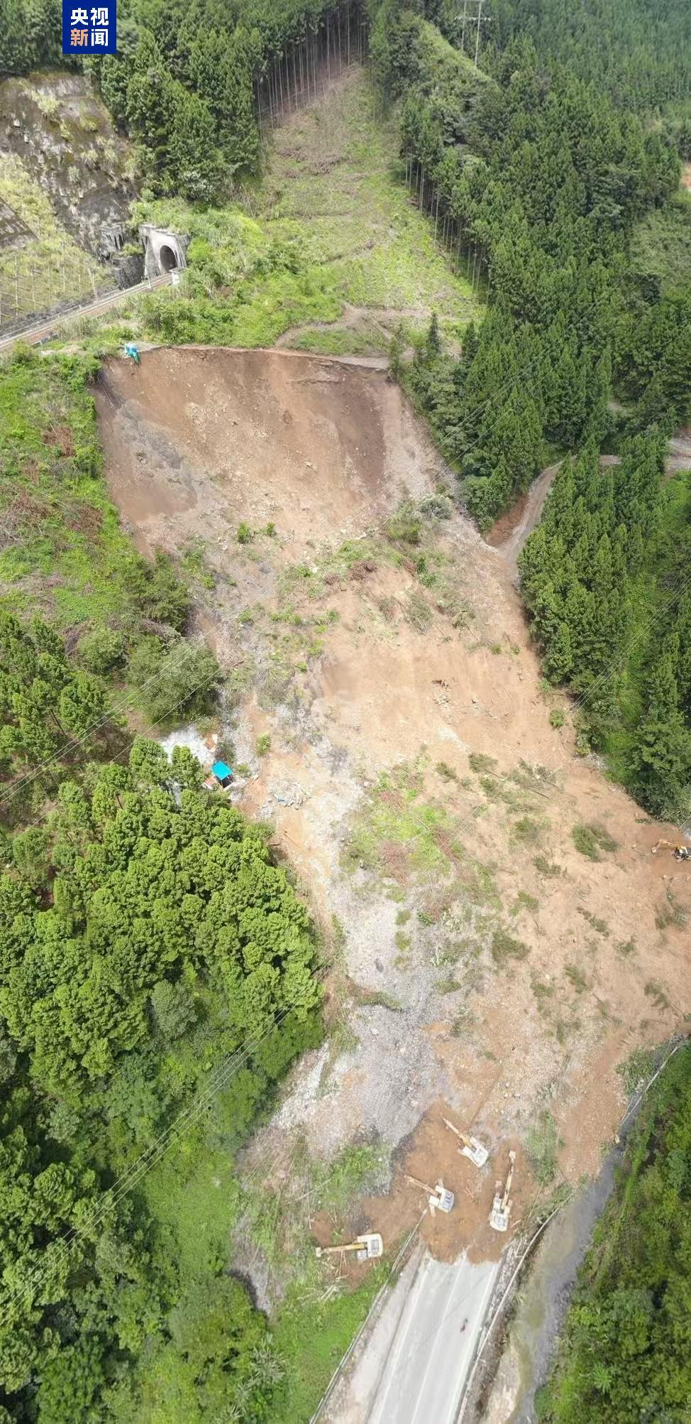 广西南丹一施工点山体滑坡致1人遇难，仍有4人被困