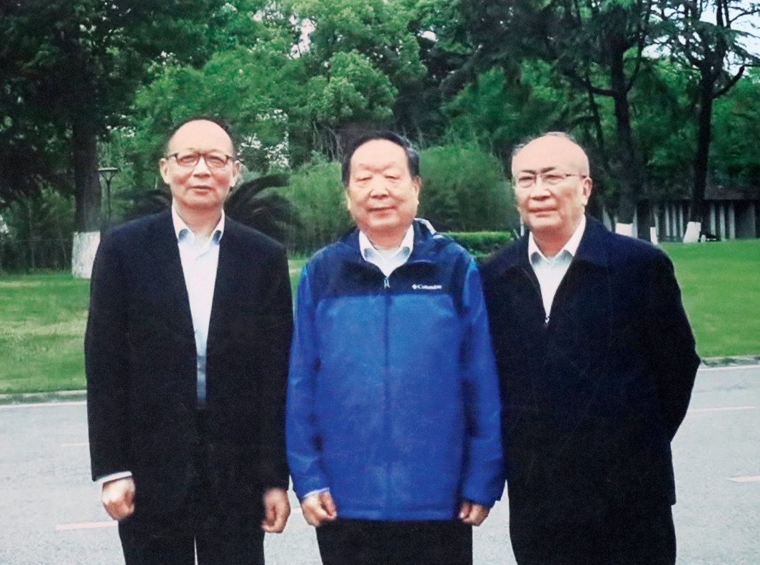 ·李德仁(中)、李德毅(左)、李德群三位院士的合影。(环球人物记者牛志远拍自李氏三院士旧居)
