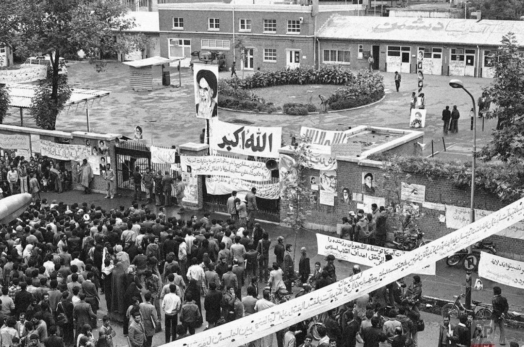 &middot;1979年11月6日，伊朗德黑兰，伊朗民众聚集在美国大使馆馆舍入口处，此时占领使馆行动已进入第三天。（美联社）