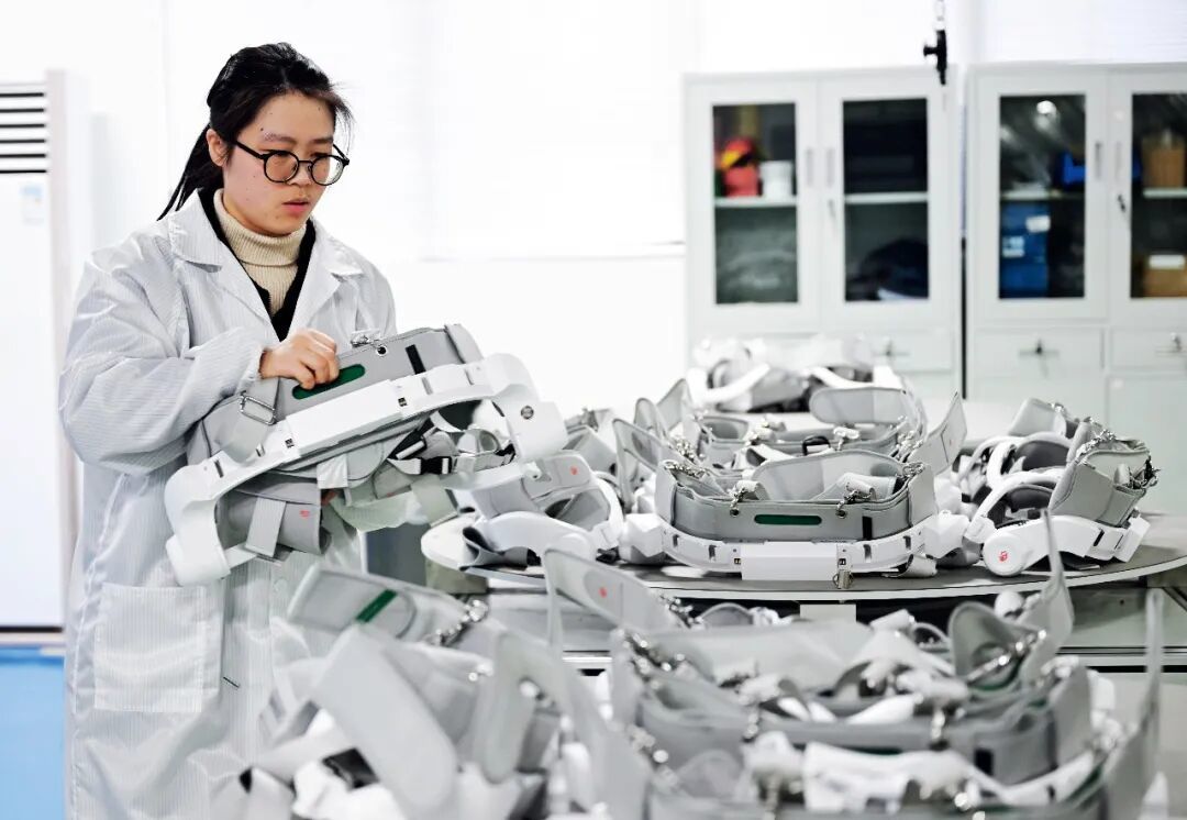 1月9日，浙江杭州智元研究院，工作人员整理下线的AI外骨骼机器人。图/中新