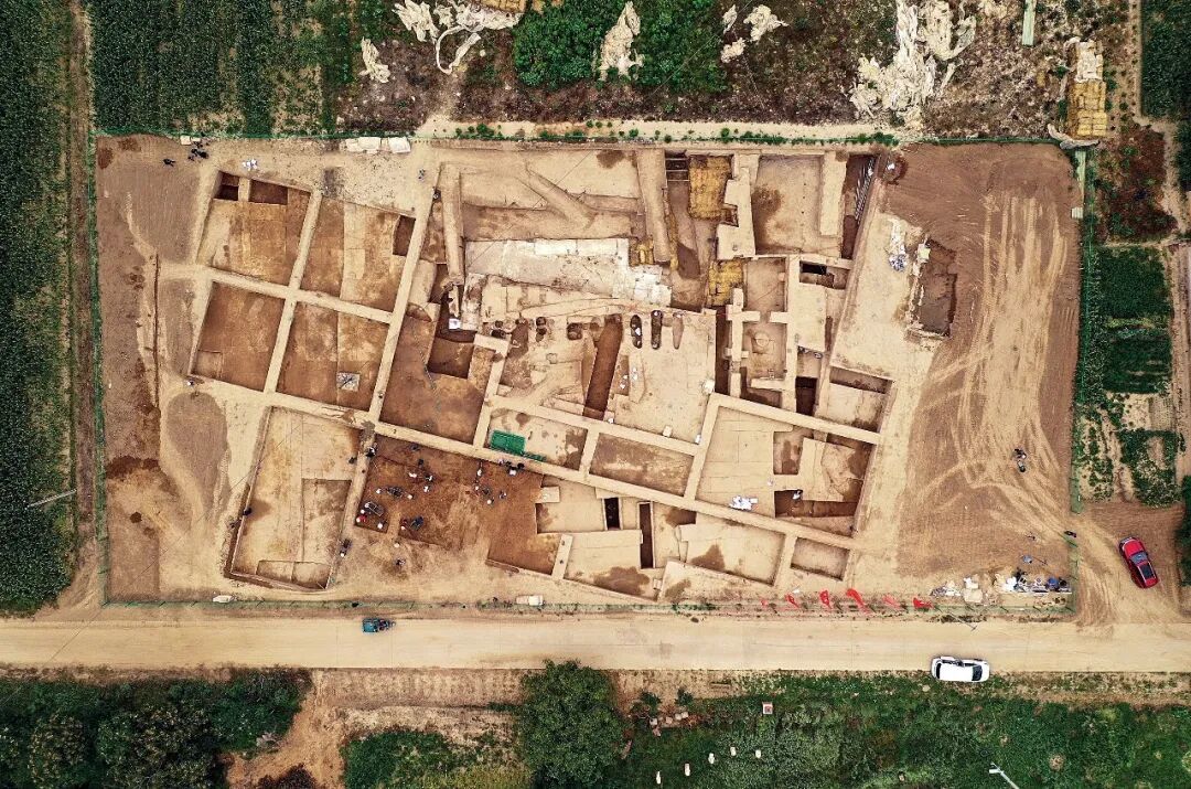 2022年8月，俯瞰南佐遗址核心区大型宫殿建筑发掘现场。图/新华