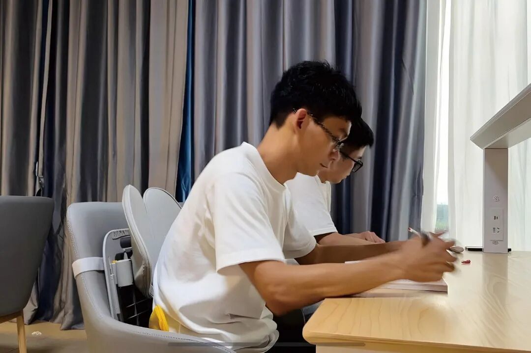 在学校图书馆自习的唐尚珺。（图/由被访者提供）