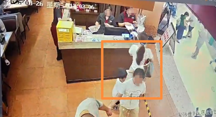 “4岁男童被指摸臀”事件监控截图 图源：“中国青年报”微信公众号