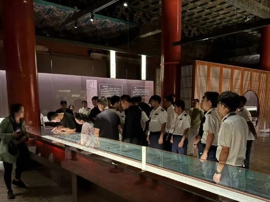 故宫文华殿展出现场，保安与被催促的观众。 图据“多肉闹海”
