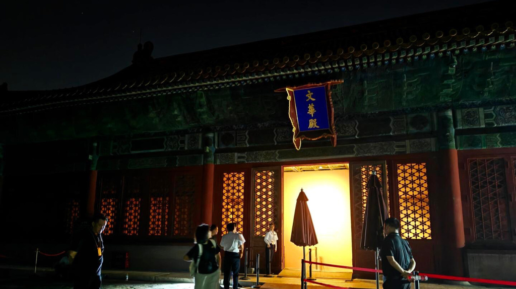 夜色中观展的文华殿观众 图据网络