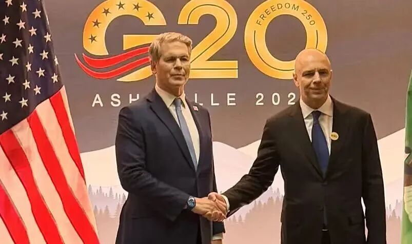 贝森特与西卢阿诺夫在G20会议上合照（图源：俄罗斯财政部网站）