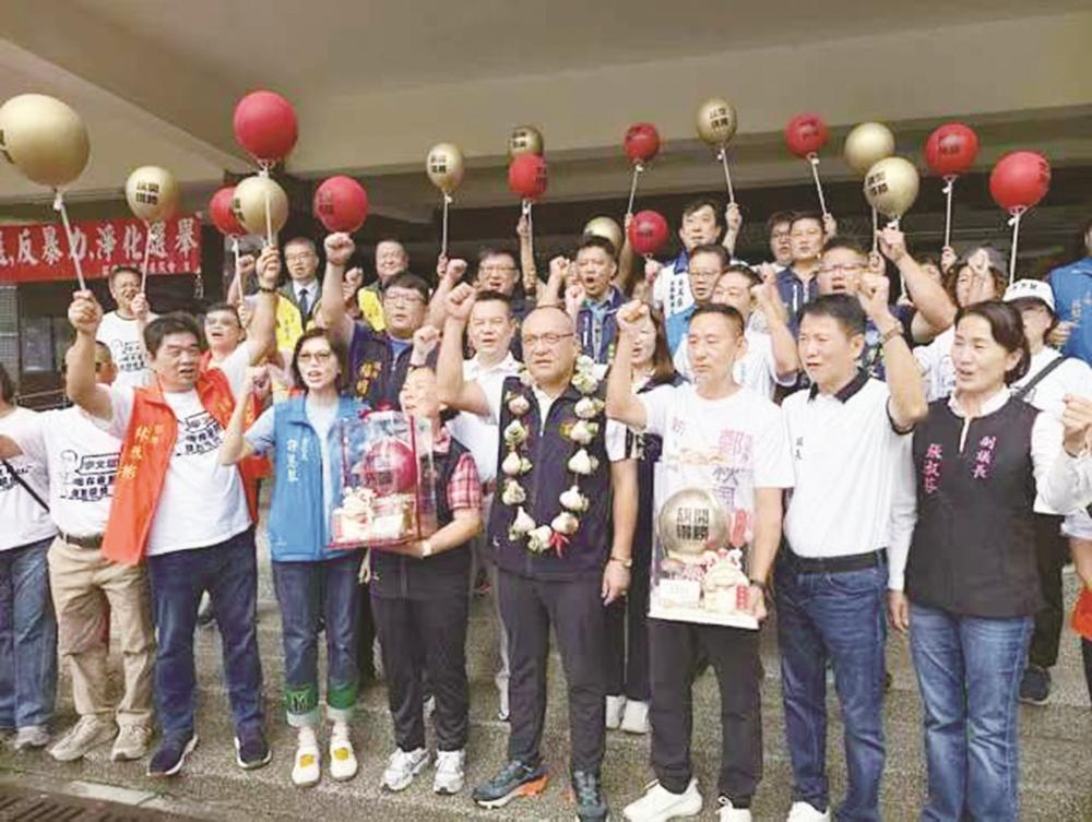 国民党籍苗栗县议员李文斌戴“蒜环”登记，非常吸睛。