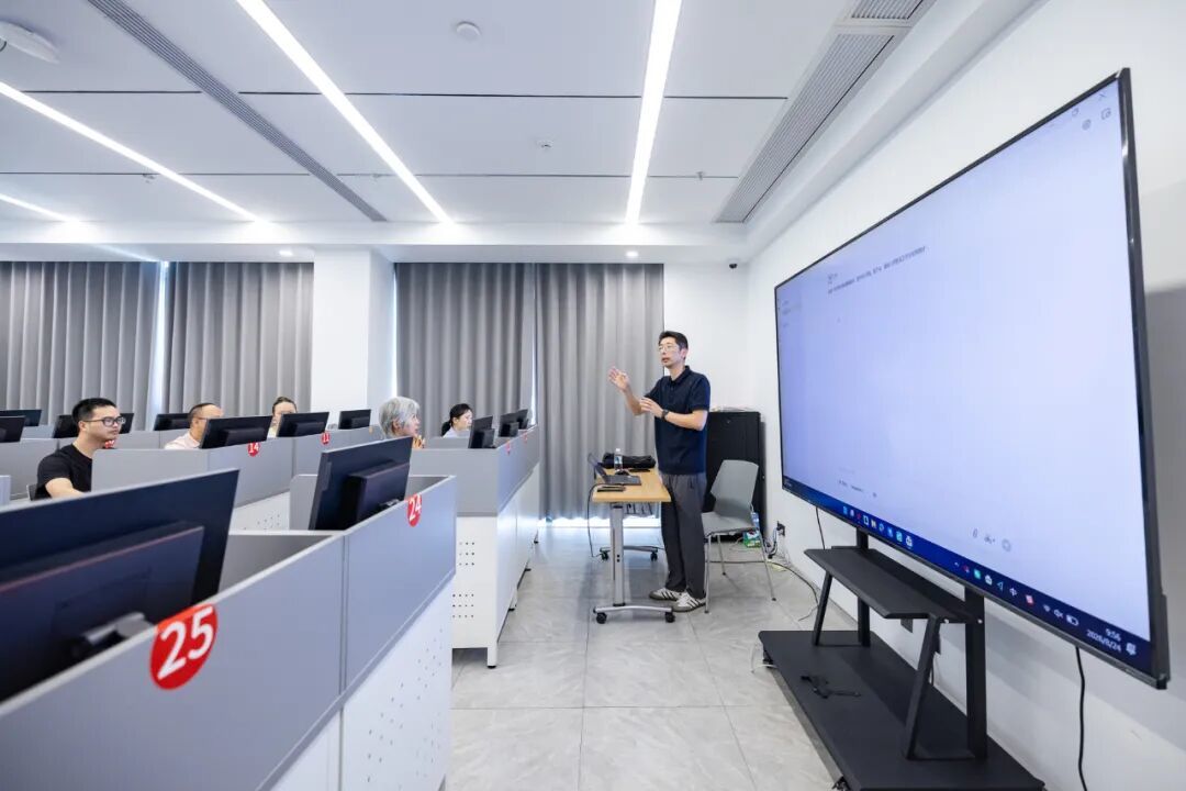 8月24日，在浙江省湖州市就业大楼举办的AI人工智能公益课上，讲师向学员讲解AI机器人实操知识点 / 新华社发（伊凡摄）