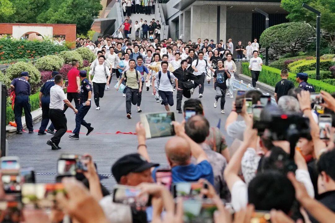 2026年6月9日，湖南省长沙市雅礼中学考点的考生们结束高考，跑出校门。‌（图/杨华峰/中新社）