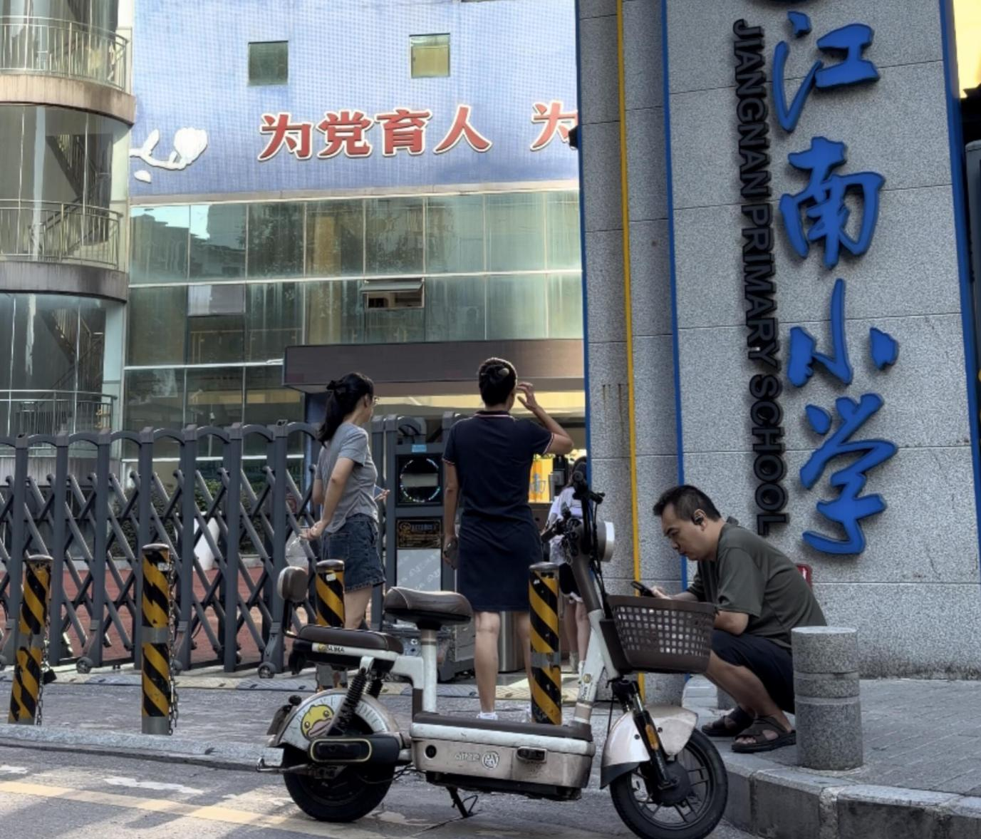 校门口接送孩子的家长们（央广网发 罗琳娅 摄）