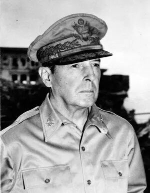道格拉斯・麦克阿瑟（Douglas MacArthur，1880—1964），美国陆军五星上将，1945年被杜鲁门总统任命为盟军最高统帅（SCAP），主持日本受降与战后占领。奉杜鲁门总统之命，麦克阿瑟于1946年1月设立远东国际军事法庭，史称“东京审判庭”。