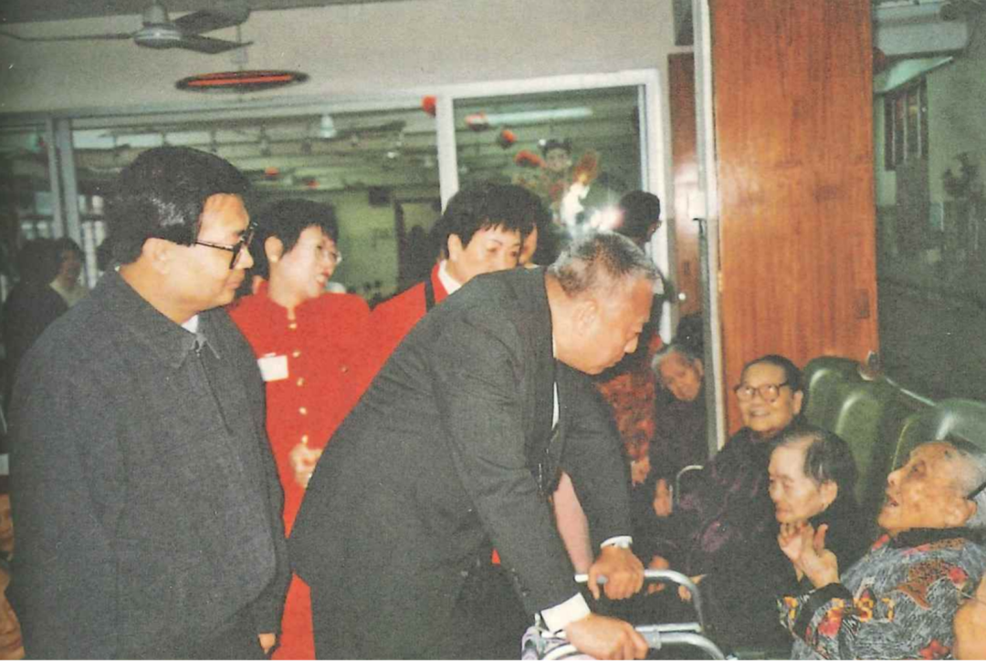 ▲谭耀宗（左）陪同董建华查看香港安老服务情况 受访者供图