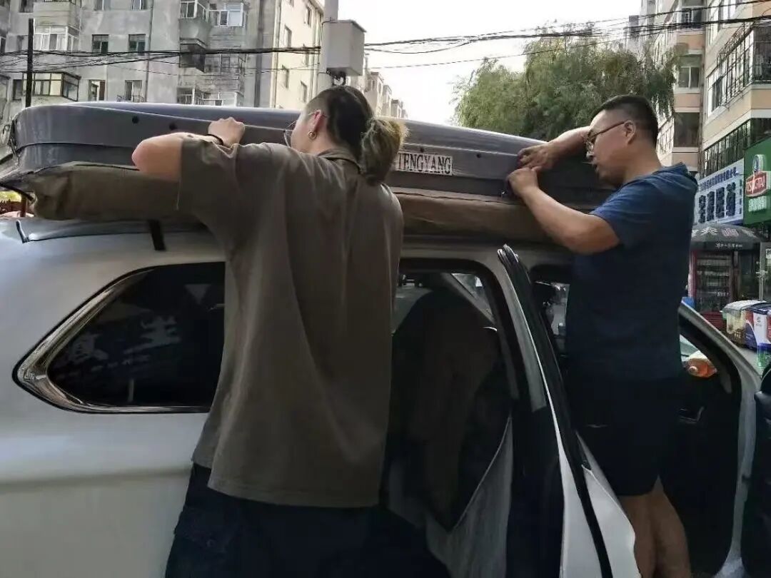 2019年，薛瀚霖和父亲在为自驾游做准备。