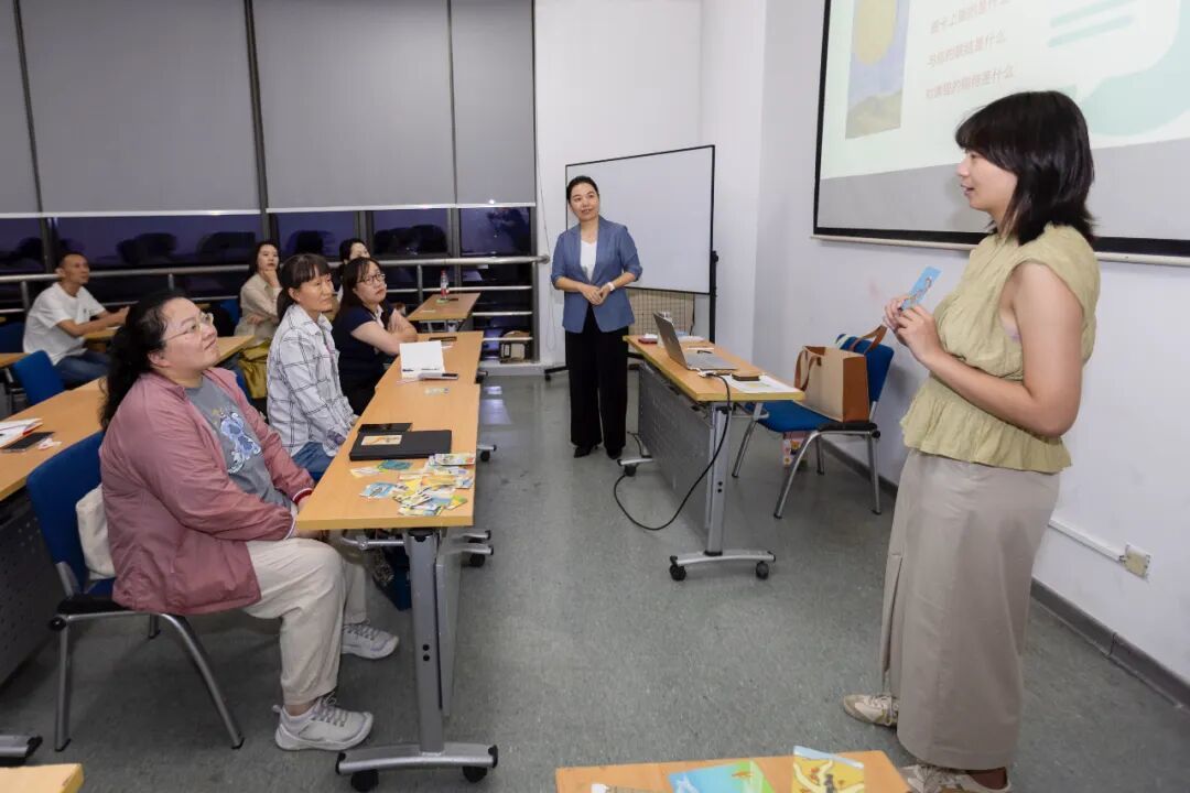 2025年9月1日，在上海市群众艺术馆，职场沟通课程的学员在市民艺术夜校上课 / 新华社记者王翔 摄