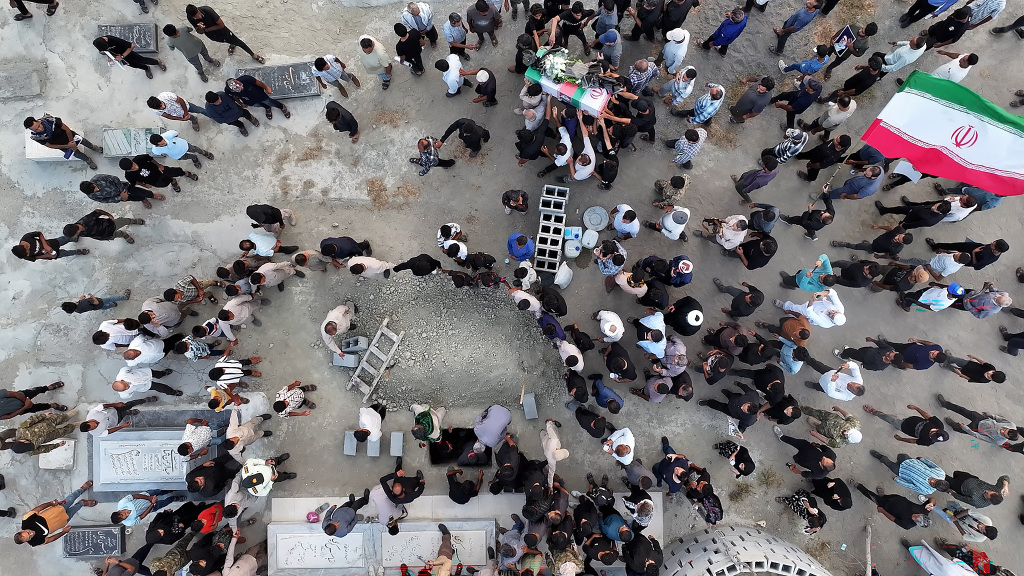 当地时间9月3日，伊朗南部库赫斯塔克，人们正在为婚礼遇难者举行葬礼。