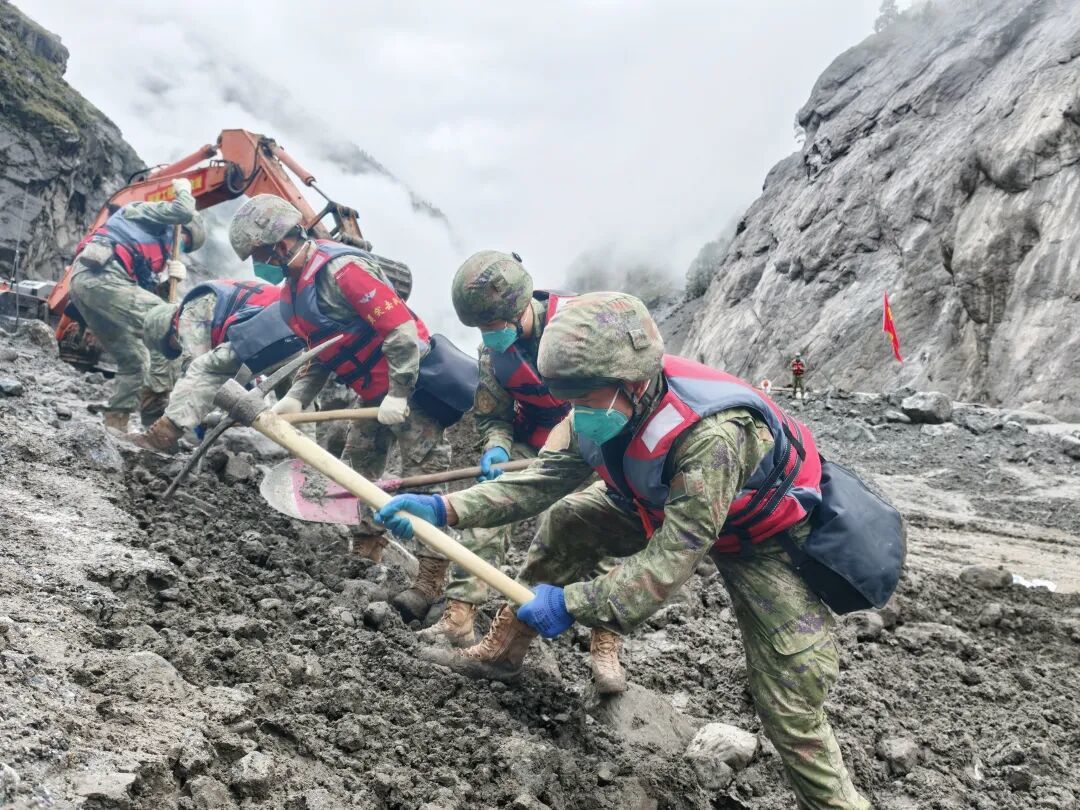 图为魏晓亮（右二）和战友在核心区域展开搜救和道路清理。左南星 摄