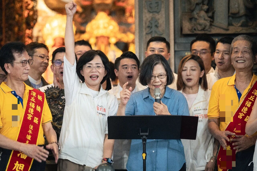 苏巧慧（左二）、蔡英文，图源：台媒