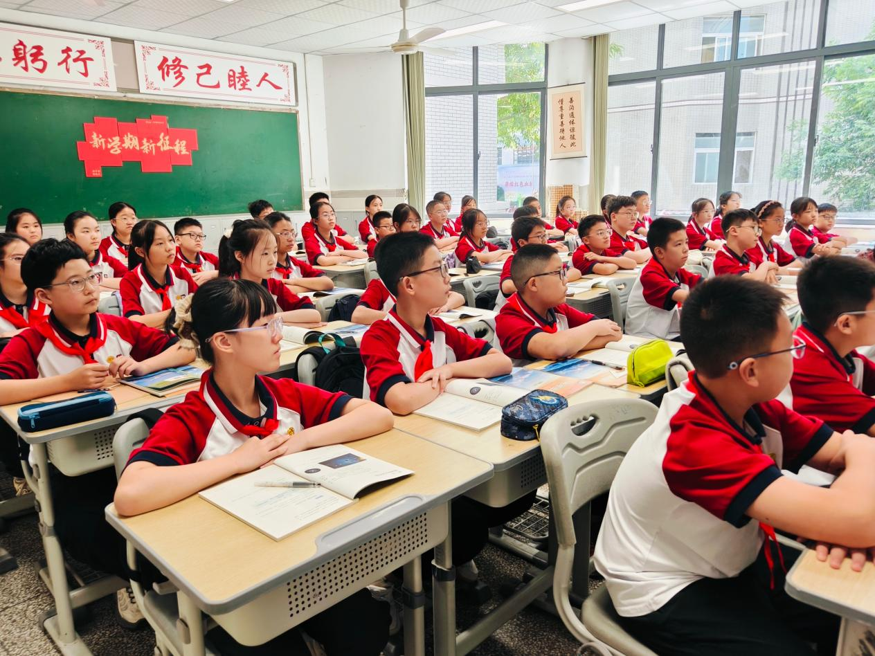 不戴电话手表的课堂上，学生们专心听讲（央广网发 冯汀汀 摄）