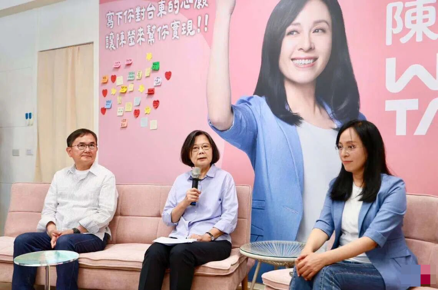 蔡英文、民进党籍台东县长参选人陈莹（右一），图源：台媒