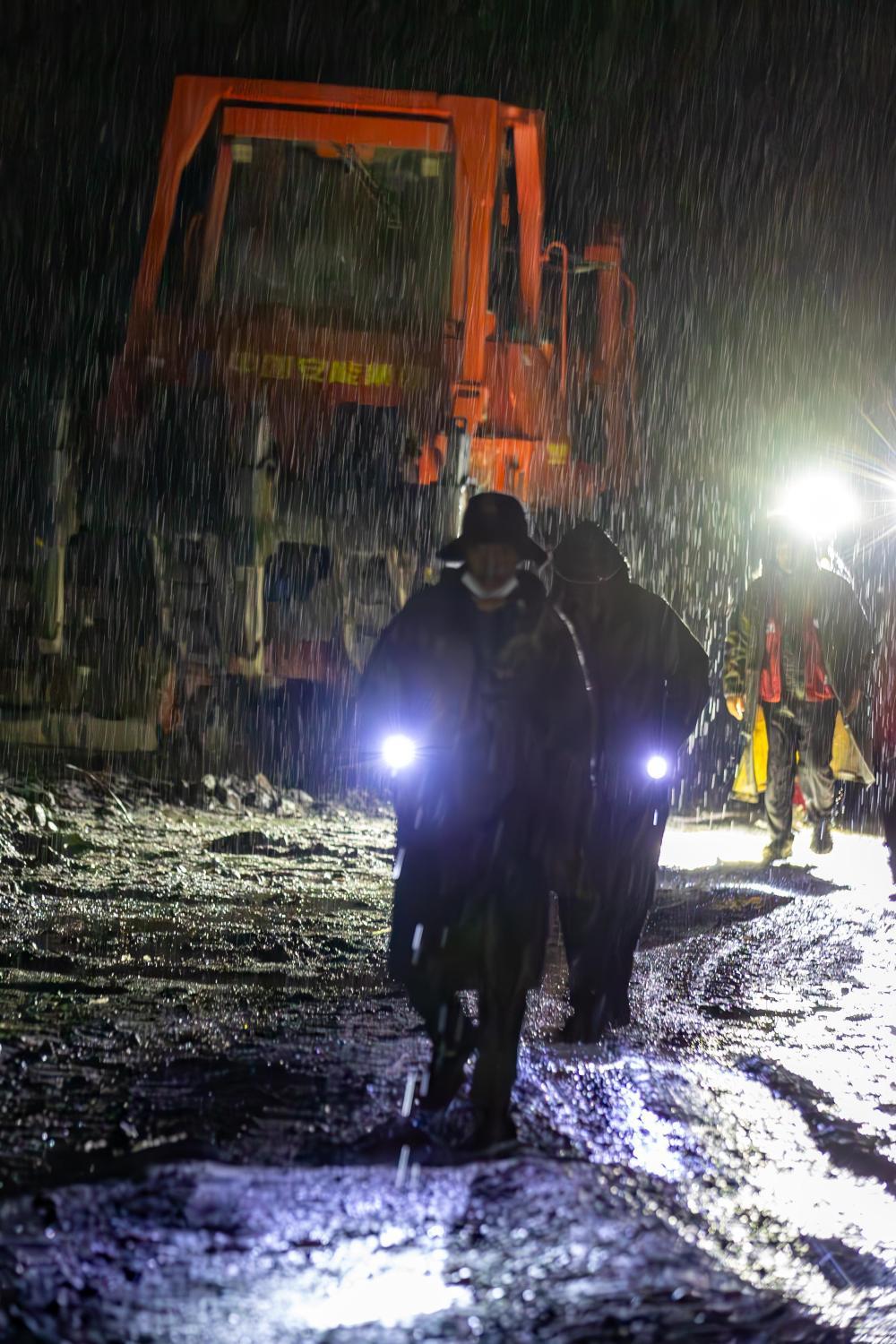 8月31日，救援人员在道路抢通前线连夜赶路。 新华社记者 姜帆 摄
