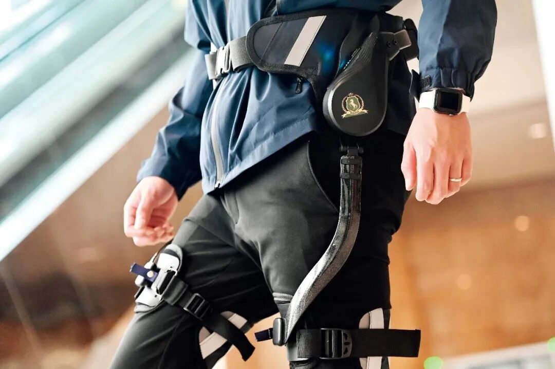 5月5日，中国香港一名男子穿着外骨骼机器人在街上行走。图/视觉中国