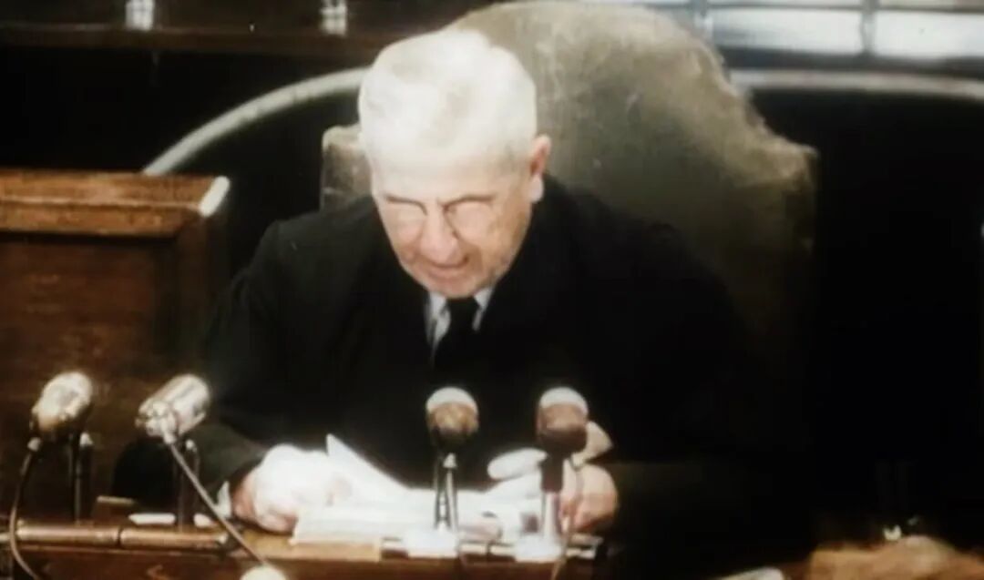 威廉・韦伯爵士（Sir William Webb，1887—1972），澳大利亚法官，1946年出任远东国际军事法庭庭长，主持东京审判全程。